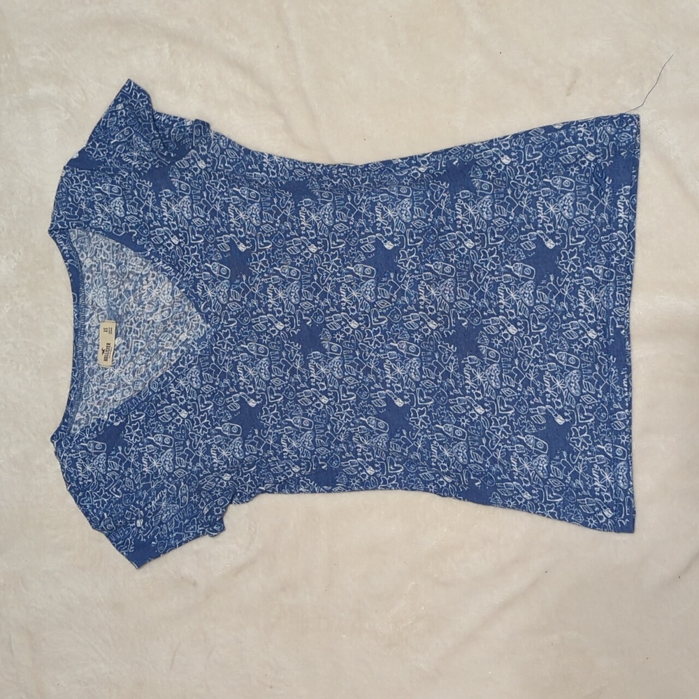 Hollister woman's v-neck T-shirt size XS Blue And White Graphics